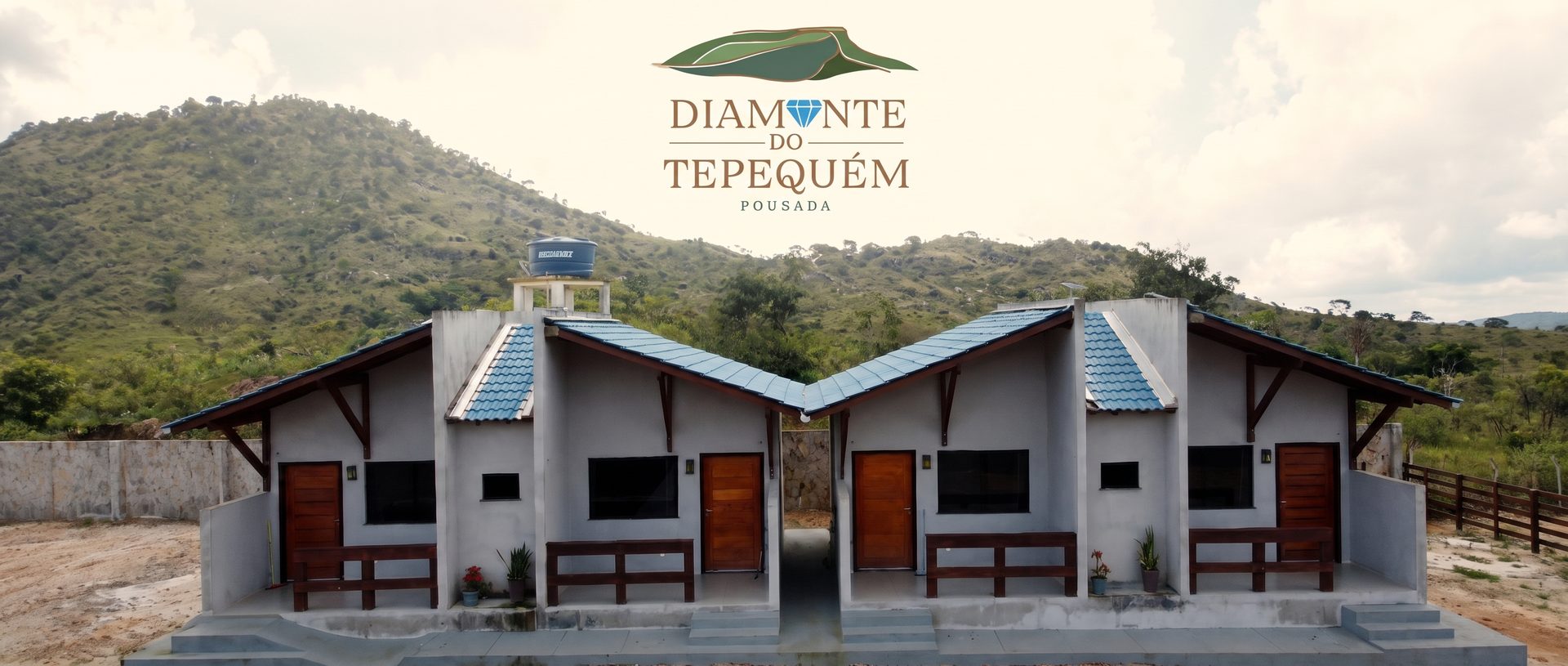 Fachada da Pousada Diamante do Tepequém, com a serra ao fundo